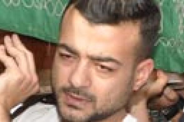 بالصور والفيديو: هيثم شاكر يودّع والدته بالدموع ويحمل نعشها إلي مثواها الأخير