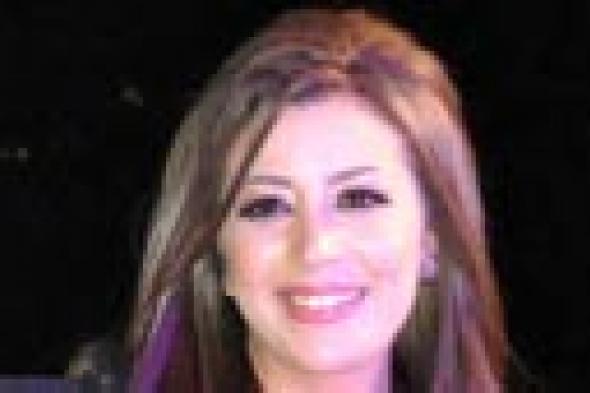 بالصور: جنات تغني بعلم مصر "أحلف بسماها وبترابها" في "دريم بارك"