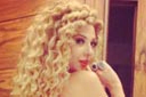 صورة: ميريام فارس ليست سعيدة بمعجب "خيَط" حروف اسمها على كفه