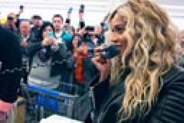 فيديو: بيونسيه تفاجئ رواد متجر " Walmart" وتمنحهم هدايا "الكريسماس"