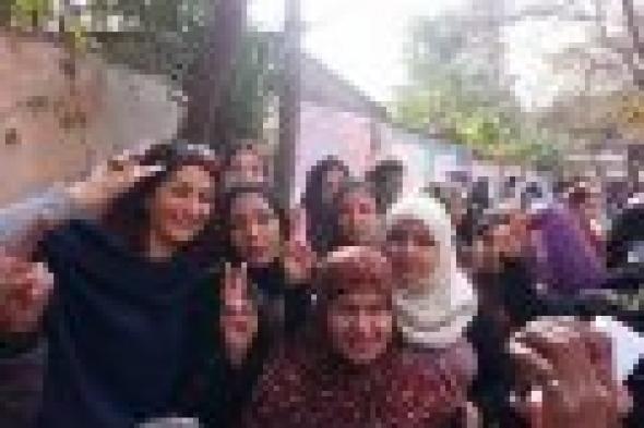 بالصور : وفاء عامر فى طابور السيدات خلال الاستفتاء