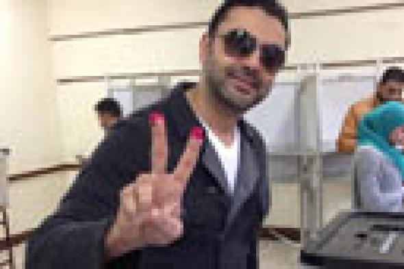 بالصور: محمد كريم يدلي بـ "أحلى صوت" في الاستفتاء على الدستور