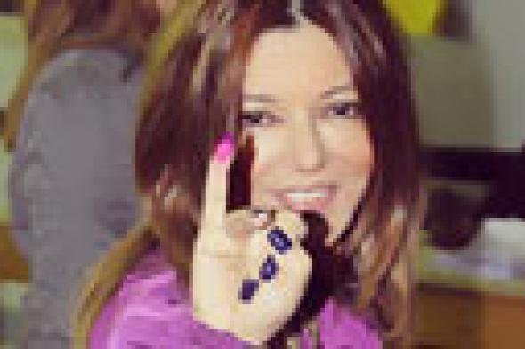 بالصور: سميرة سعيد تصوت بـ "نعم" لدستور بلدها الثاني مصر