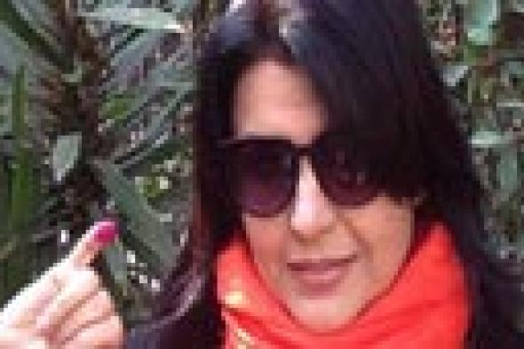 صورة: منى الشاذلي بالحبر الفسفوري بعد "نعم للدستور"