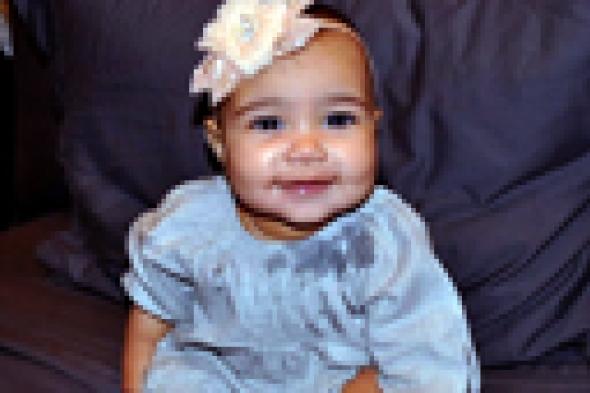 بالصور: كيم كارداشيان تنشر لقطات جديدة لطفلتها.. وتعلن عن موعد زفافها من "ويست"