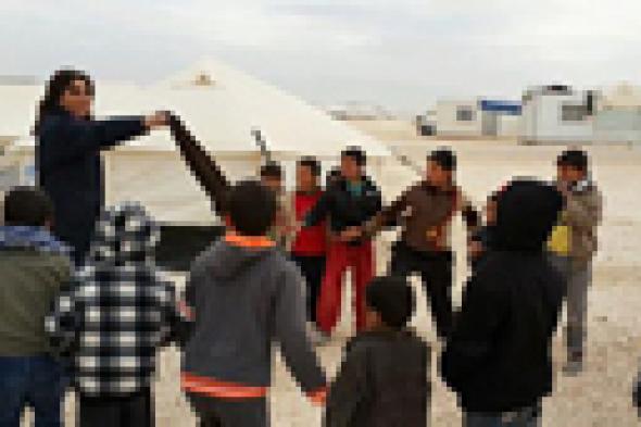 صورة: سيرين عبد النور تلعب "المنديل" مع أطفال اللاجئين السوريين