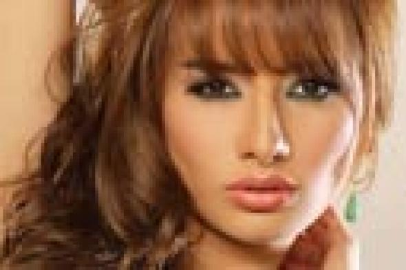 خاص: زينة تستعين بالشرطة لحمايتها من صحفيين حاولا اقتحام منزلها