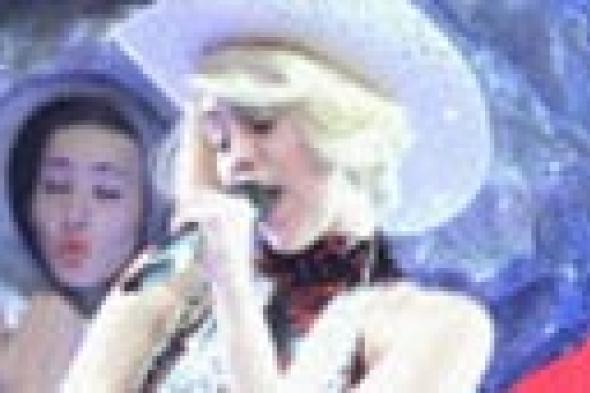 مايلي سايرس تسخر من فضيحة مونيكا وكلينتون الجنسية على المسرح