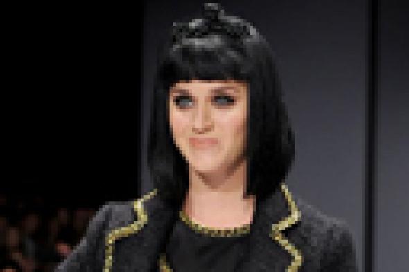 بالصور والفيديو: مساعدة كاتي بيري تحتد على مصور "باباراتزي" في مطار لوس أنجلوس