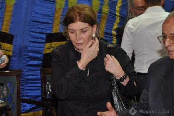 ميرفت أمين تستقبل العزاء في والدتها بمنزلها