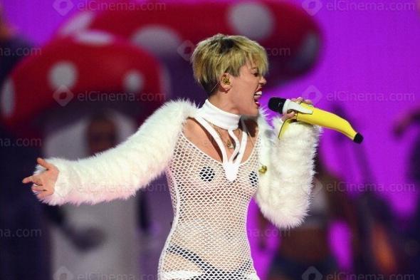 مايلى سايرس تحصل على طلب زواج من أحد معجبيها