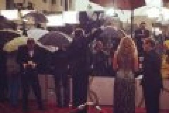 أمطار خفيفة تستقبل المرشحين للأوسكار الليلة