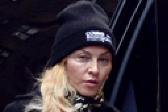 بالصور: علامات الزمن تظهر على وجه مادونا بدون ماكياج