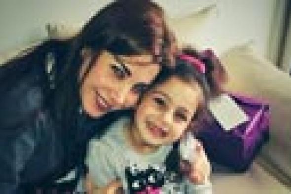 بالصور: نانسي عجرم تصطحب الهدايا لطفلة مريضة شاركتها في "يا بنات"