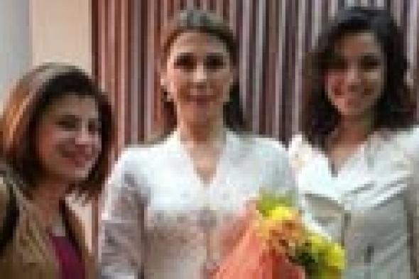 بالصورة: ماجدة الرومي تستقبل نسمة محجوب في كواليس حفلها بالإسكندرية
