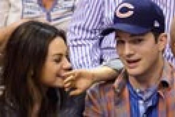 بالفيديو: كاميرا القبلات تلتقط قبلة آشتون كوتشر وميلا كونيس