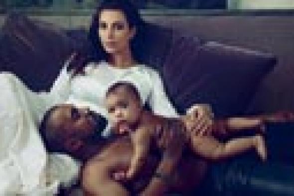 صورة: كيم كارداشيان وكانيى ويست مع طفلتهما العارية في مجلة Vogue