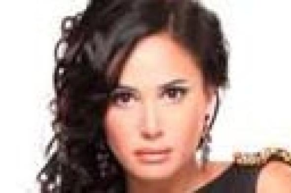 بالفيديو: هند صبري وأمير عيد يرقصان في الشوارع من أجل Happy المصرية