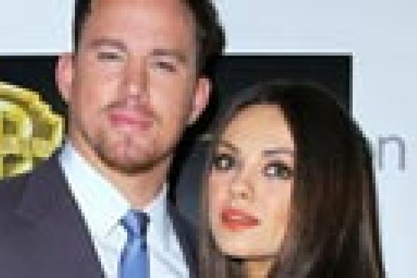 بالفيديو: تشانينج تيتوم ينقذ ميلا كونيس من أسئلة الصحفيين عن خطوبتها من كوتشر