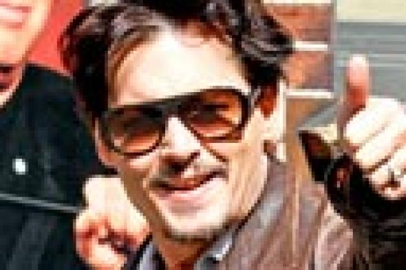 جوني ديب يعترف بارتداء خاتم خطوبة "حريمي"