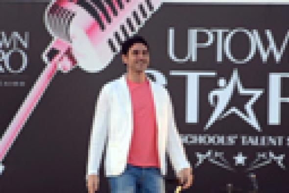 بالصور- في أول ظهور عام له بعد أزمة زينة: أحمد عز يكتشف المواهب في إحدى المجمعات السكنية!