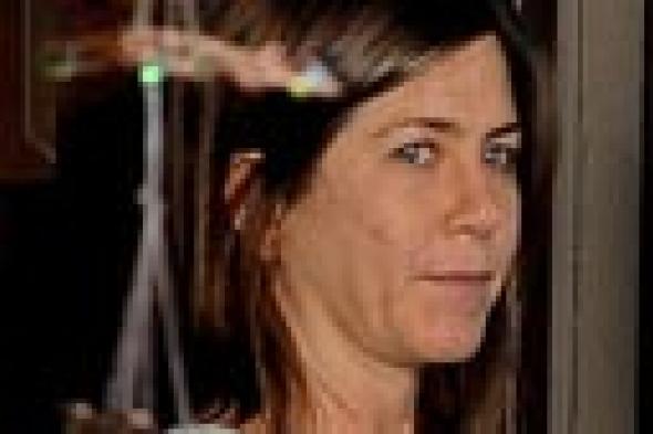 بالصور: سر جروح وندوب جينيفر أنيستون في الوجه وعلى الرقبة!