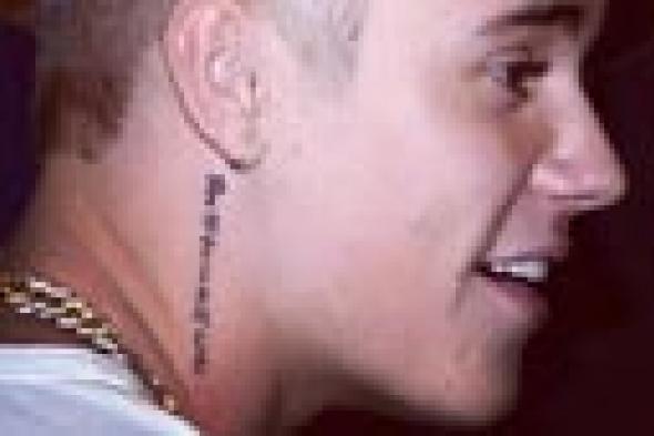 صورة: جاستين بيبر يرفع شعار الصبر على "قفاه"