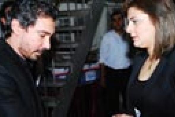 صورة- رغم آلامه لفراق والده...بركات يعزي شذى في وفاة والدها