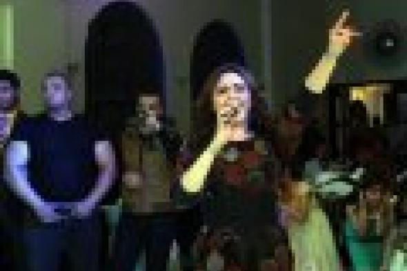 بالصور: ياسمين نيازي تتألق في أولى حفلاتها الغنائية بعد وفاة والدها