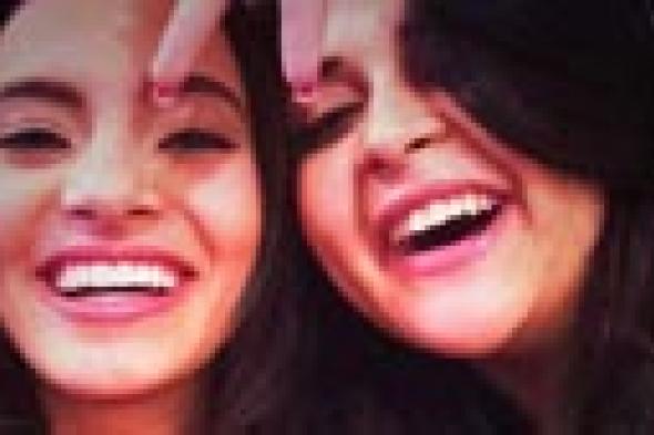 بالصور: كيف استقبلت كارمن سليمان سلمى رشيد في القاهرة؟