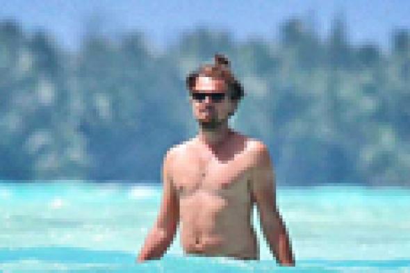 بالصور: ليوناردو دي كابريو يكشف عن "كرشه" وصديقته الجديدة!