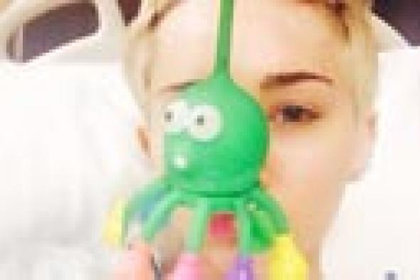 صورة: مايلي سايرس تدخل المستشفى وتلغي أحد عروض جولتها الغنائية