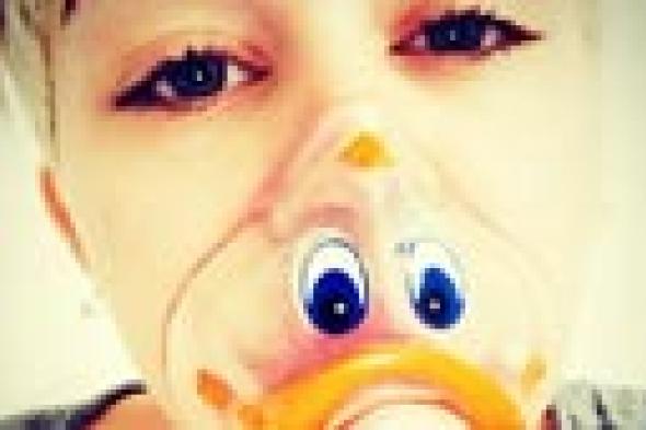 بالصورة: تأجيل حفلات مايلي سايرس لم يمنعها من الاستمتاع بـ "قناع البطة"