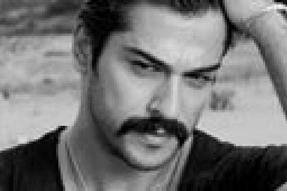 "بالي بيك" يهرب من معجباته في المطبخ