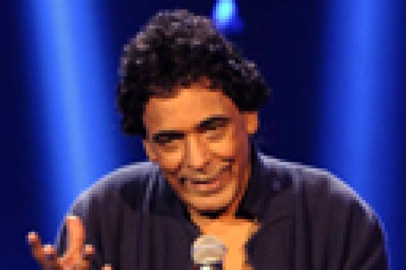 بالفيديو: منير يرفض ارتداء "بدلة" في عقد قرانه