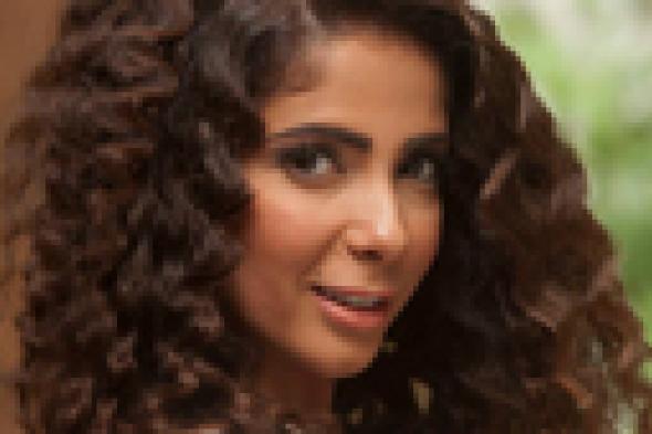 صورة: منى زكي تحتفل مع ابنتها بشم النسيم