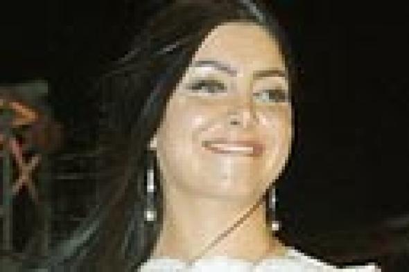 بالصور: كلوديا حنا تغني مع جمهورها المصري "تسلم الأيادي"