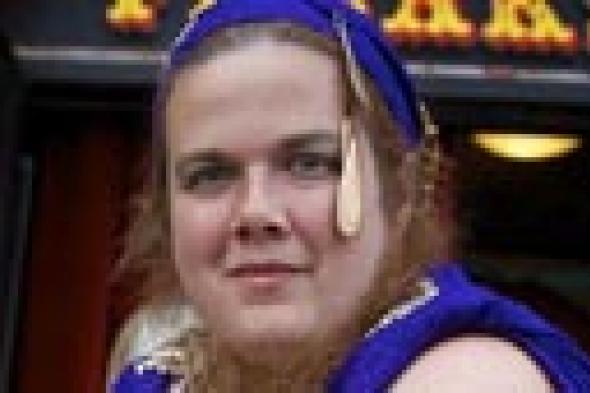 امرأة أمريكية بلحية حمراء تستغل مظهرها في برنامج تليفزيوني!