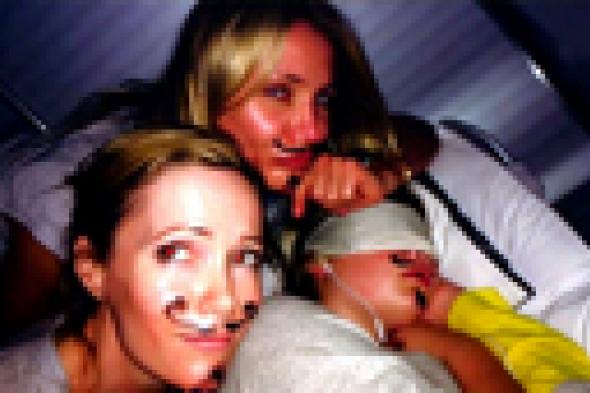 بالصور والفيديو: دياز تمازح أبتون برسم شارب لها أثناء نومها