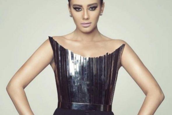 مي القاضي تتبرأ من أي حساب باسمها على موقع "فيس بوك"