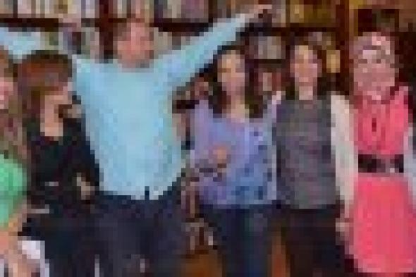 بالصور: ناصر عبدالرحمن يحتفل بتوقيع "بهية"