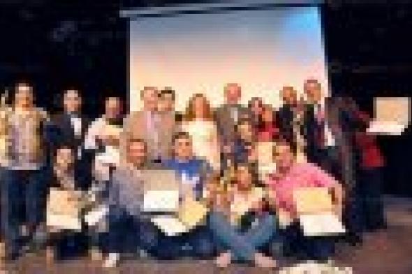 بالصور: تكريم أعضاء لجنة التحكيم في ختام مهرجان طيبة