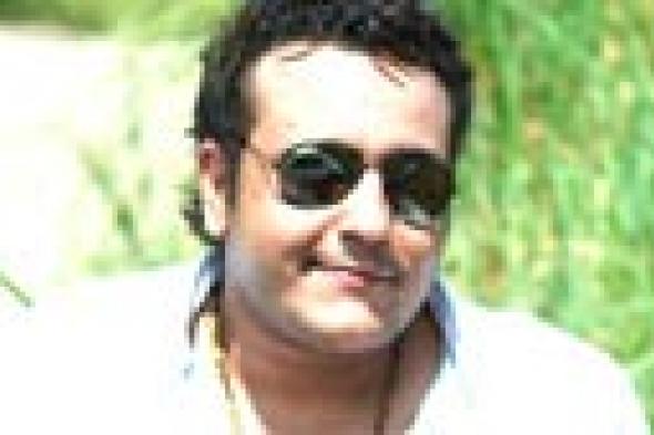 محمد رحيم يدعو لتامر حسني وينتقد الصحف لنشرها أكاذيب عن زوجته