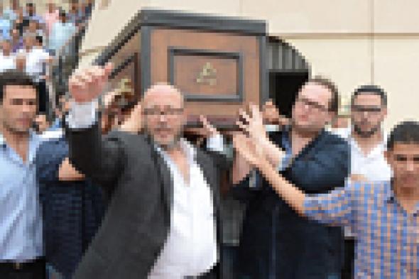 بالصور: "الشقيق الأكبر" يغيب عن وداع "آل أديب" لوالدتهم