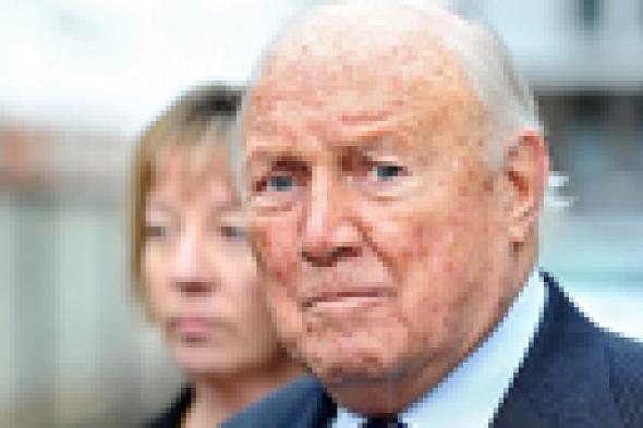 مذيع سابق في BBC يعترف بالاعتداء جنسيا على قاصر