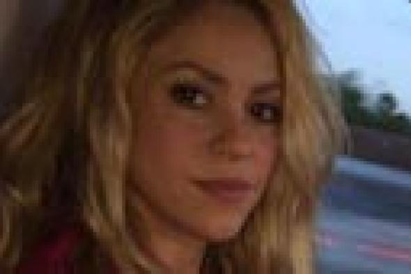 صورة: شاكيرا تغادر موقع التصوير بالروب الأحمر!