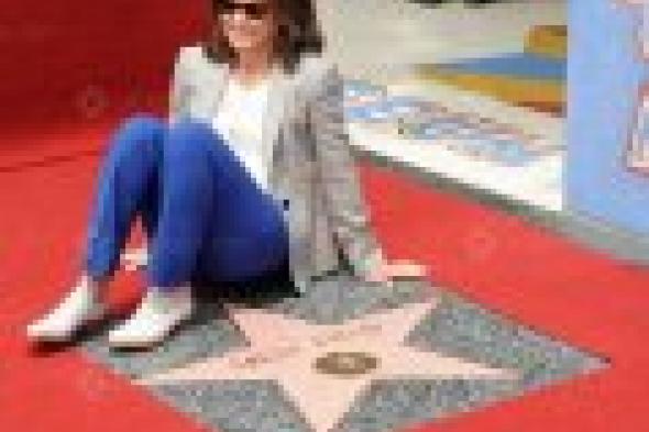 بالصور: سالي فيلد تحتفل بحصولها على نجمة في ممر المشاهير