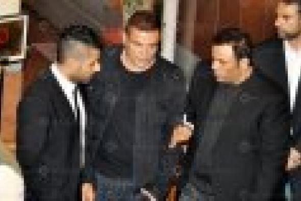 بالصور: دياب وفؤاد ونجوم الغناء يواسون حماقي في وفاة والده