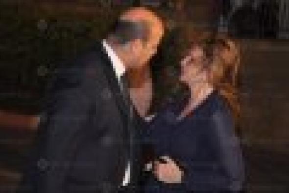 بالصور: نجوم الفن واﻹعلام والسياسة يجتمعون في عزاء والدة عمرو أديب