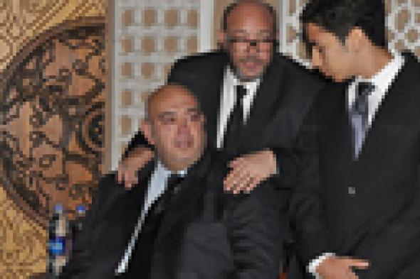 بالصور: انهيار عماد الدين أديب في عزاء والدته